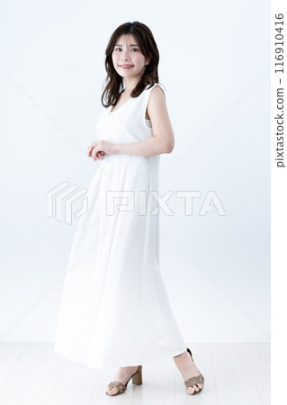 穿著白色洋裝的年輕女子 116910416