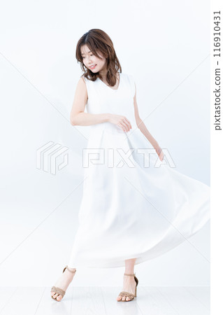 young woman in white dress 116910431