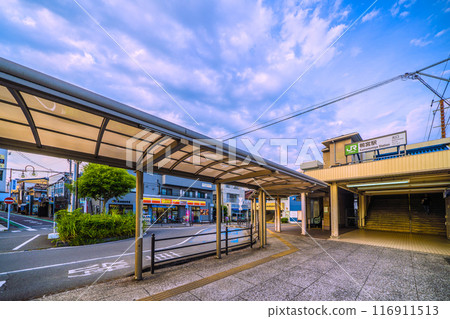 日本小田原市景觀,七月。 JR東海道本線鴨宮站北口及鴨宮北口商店街景觀=7月22日 日本小田原市景觀,七月。 JR東海道本線鴨宮站北口及鴨宮北口商店街景觀=7月22日 116911513