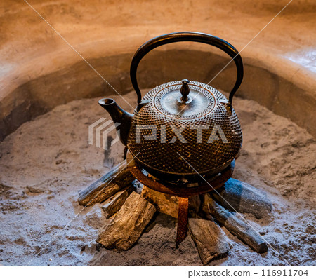 放置在日本房屋爐灶上的鐵水壺 116911704
