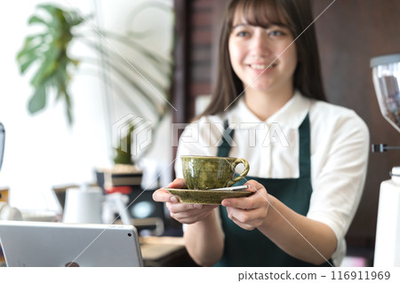 櫃檯上的店員正在遞咖啡 116911969