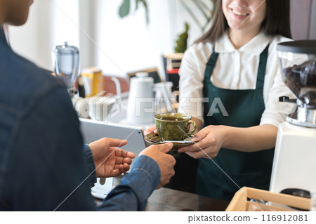 櫃檯上的店員正在遞咖啡 櫃檯上的店員正在遞咖啡 116912081