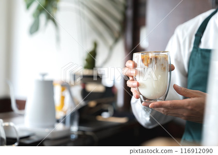 提供牛奶咖啡的男人的手 提供牛奶咖啡的男人的手 116912090