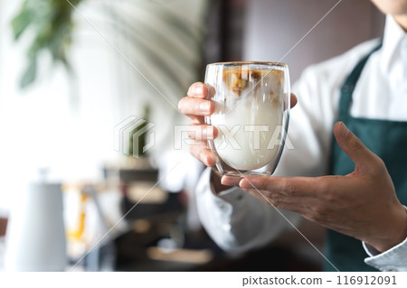 提供牛奶咖啡的男人的手 提供牛奶咖啡的男人的手 116912091