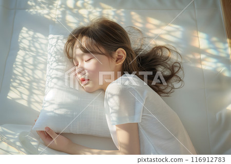 亞洲小女孩睡覺。讓我們來唱歌。 116912783