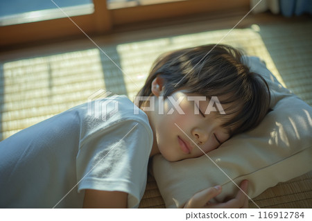 躺在榻榻米上的小學生 躺在榻榻米上的小學生 116912784
