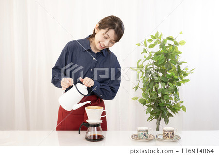 Female staff making coffee at a cafe Female staff making coffee at a cafe 116914064