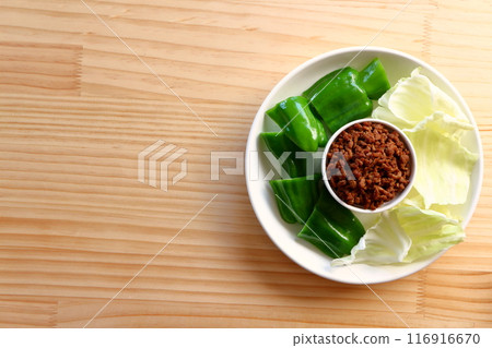 Fresh green peppers, fresh cabbage and meat miso 116916670