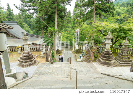 岐阜縣揖斐川町，在綠意盎然的谷組山華嚴寺正殿的參道上 116917547
