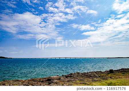 沖繩宮古島美麗的大海和天空 沖繩宮古島美麗的大海和天空 116917576