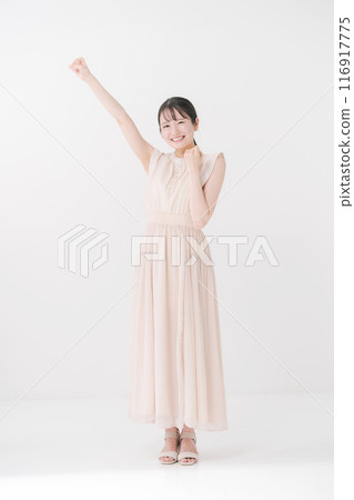 一個性格開朗的女士扮演膽量姿勢 116917775