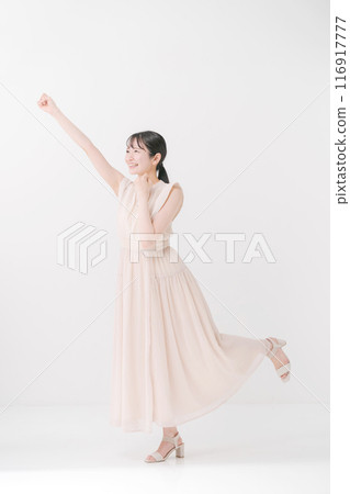 一個性格開朗的女士扮演膽量姿勢 一個性格開朗的女士扮演膽量姿勢 116917777