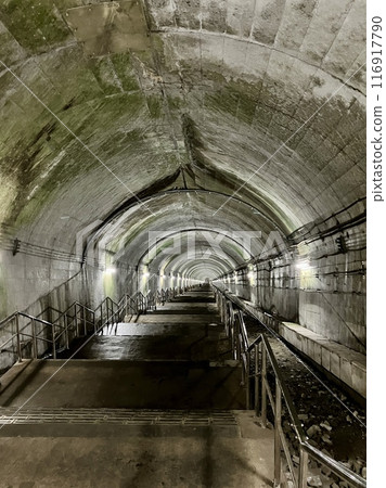 土合站_日本第一的茂藏站_通往新潟方向的下行線地下81m月台有462級台階 116917790