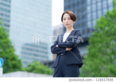 在辦公區工作的中年女商人 116917936