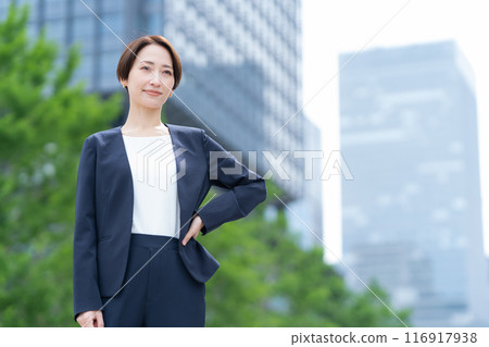 在辦公區工作的中年女商人 116917938