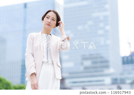 在辦公區工作的中年女商人 116917943