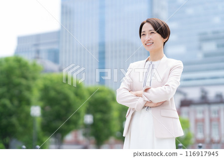 在辦公區工作的中年女商人 116917945
