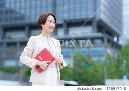在辦公區工作的中年女商人 116917948