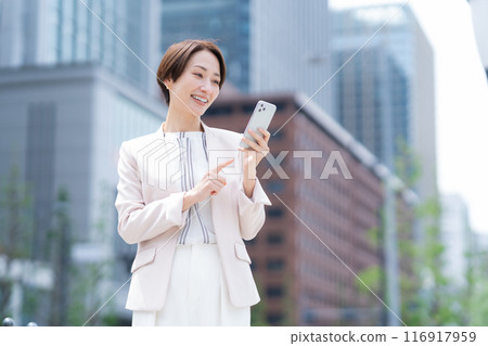 在辦公區工作的中年女商人 116917959