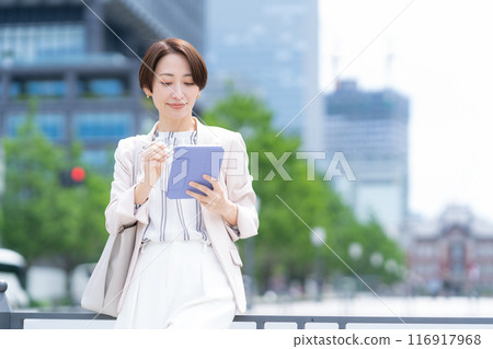 在辦公區工作的中年女商人 116917968