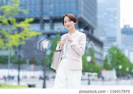 在辦公區工作的中年女商人 116917970