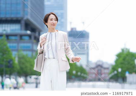 在辦公區工作的中年女商人 116917971
