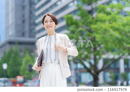 在辦公區工作的中年女商人 116917976