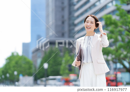 在辦公區工作的中年女商人 116917977