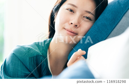 A woman relaxing on the sofa 116918298