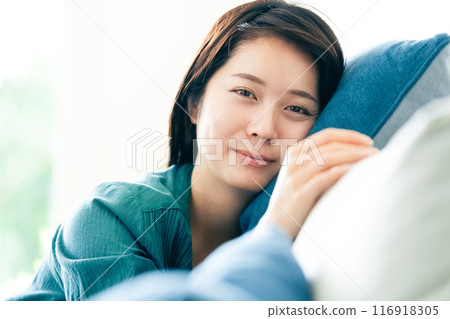 放鬆在沙發的婦女 116918305
