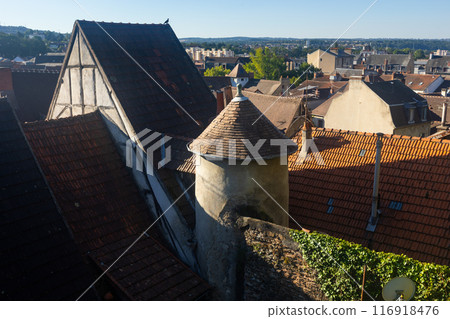 Houses and rooftops of Montlucon old city 116918476