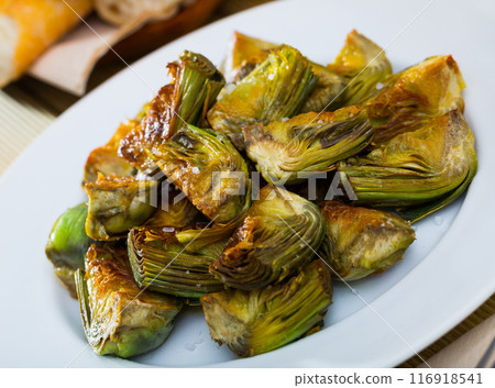 Artichokes fried in oil 116918541
