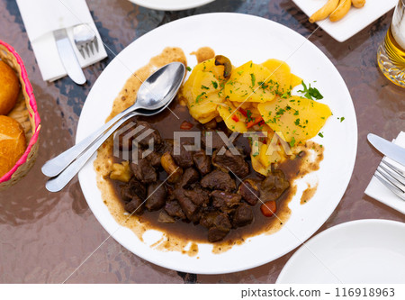 Appetizing stew of port wine with thyme and mushrooms 116918963