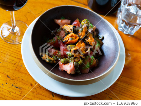 Tomatoes with pesto, mussels, olives and capers 116918966
