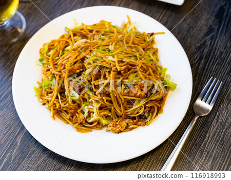 Big portion of chinese style fried noodles with beef meat 116918993