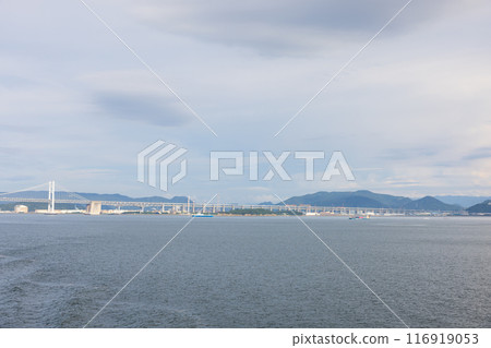 從海上看瀨戶內海和瀨戶大橋的美麗夏日風景 從海上看瀨戶內海和瀨戶大橋的美麗夏日風景 116919053