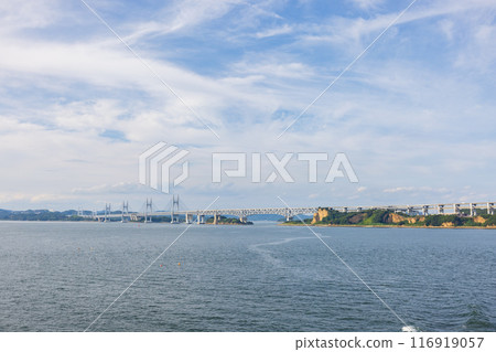 從海上看瀨戶內海和瀨戶大橋的美麗夏日風景 116919057