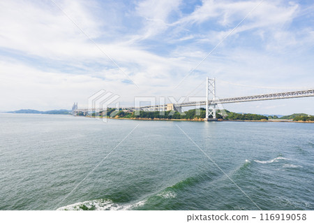 從海上看瀨戶內海和瀨戶大橋的美麗夏日風景 從海上看瀨戶內海和瀨戶大橋的美麗夏日風景 116919058