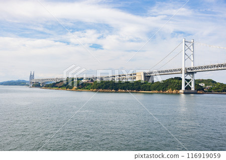 從海上看瀨戶內海和瀨戶大橋的美麗夏日風景 從海上看瀨戶內海和瀨戶大橋的美麗夏日風景 116919059