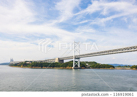 從海上看瀨戶內海和瀨戶大橋的美麗夏日風景 從海上看瀨戶內海和瀨戶大橋的美麗夏日風景 116919061