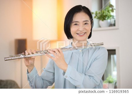 客廳裡吹笛子的中年婦女 客廳裡吹笛子的中年婦女 116919365