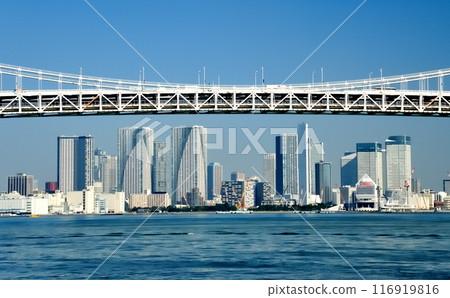 彩虹橋和高層建築 彩虹橋和高層建築 116919816