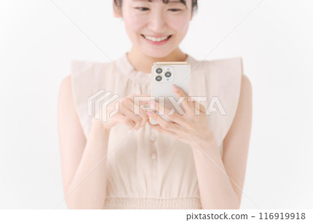 看智能手機的少婦 116919918