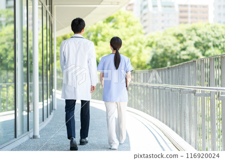 年輕的醫生和護士在醫院工作 116920024