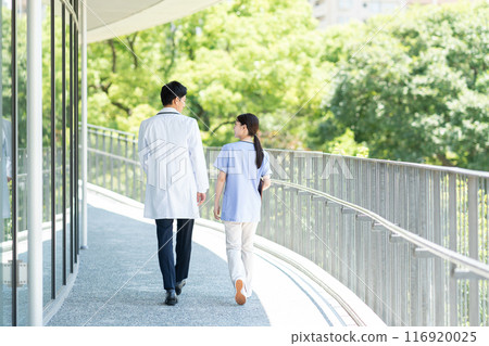 年輕的醫生和護士在醫院工作 116920025