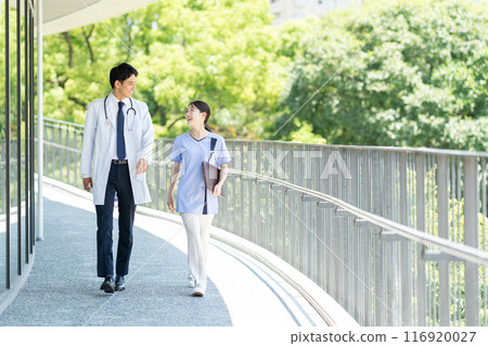 年輕的醫生和護士在醫院工作 116920027