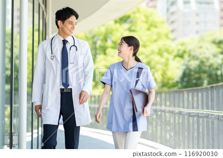 年輕的醫生和護士在醫院工作 116920030