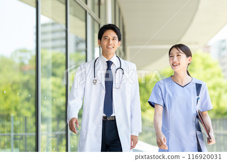 年輕的醫生和護士在醫院工作 116920031