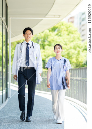Young doctors and nurses working in hospitals 116920039