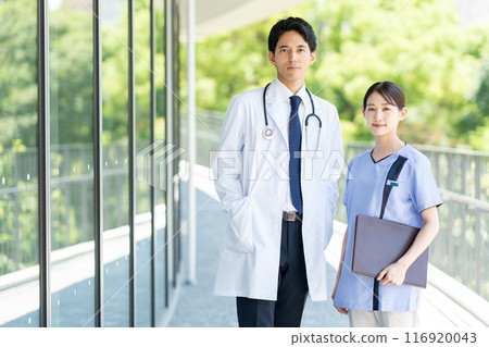 Young doctors and nurses working in hospitals 116920043
